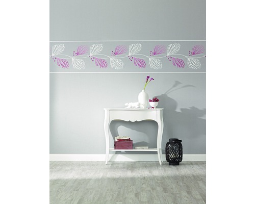 Pièce décorative avec bordure, table et décoration