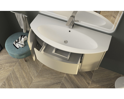 Badezimmer mit Waschtisch, Spiegel, Hocker und Holzboden