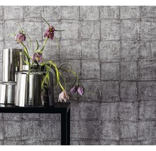 Wand mit strukturierter Tapete und Blumen in einer Vase