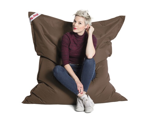 Femme assise sur un pouf marron
