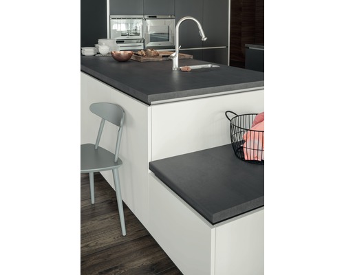 Kücheninsel mit Arbeitsplatte, Spüle und Armatur in einer hellen, modernen Küche