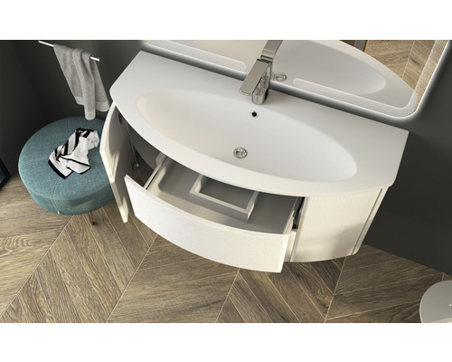 Waschtisch mit geöffneter Schublade und Ablagefächern im Badezimmer.