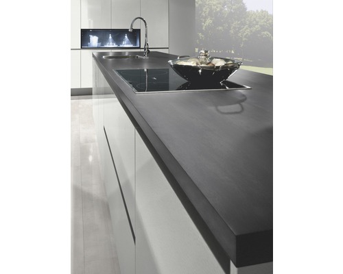 Îlot de cuisine avec évier, plaque de cuisson et marmite