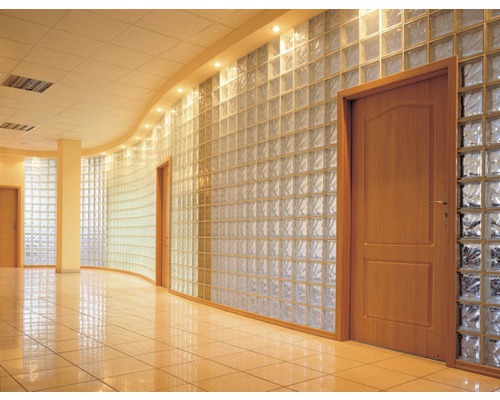 Flur mit Glasbausteinen und Holztüren