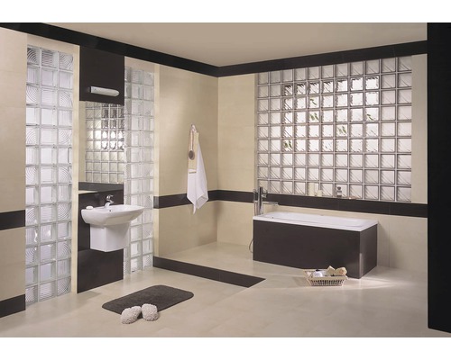 Badezimmer mit Glasbausteinen, Waschbecken und Badewanne