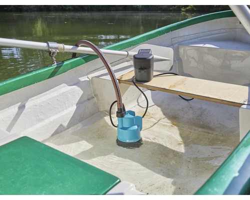 Gartenteichpumpe im Boot mit Wasser