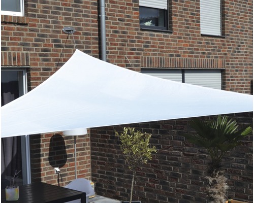 Aussenbereich mit dreieckigem Sonnensegel für Beschattung