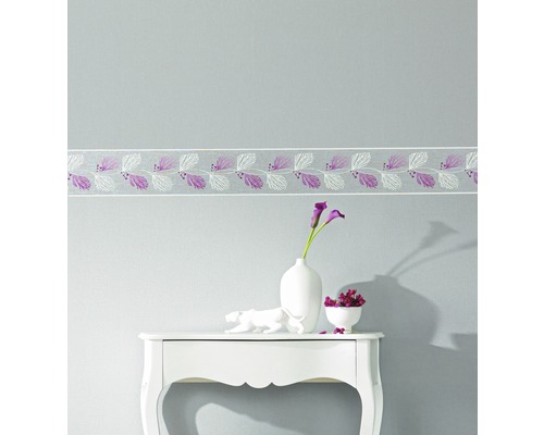 Décoration murale avec bordure, commode, vase et fleurs