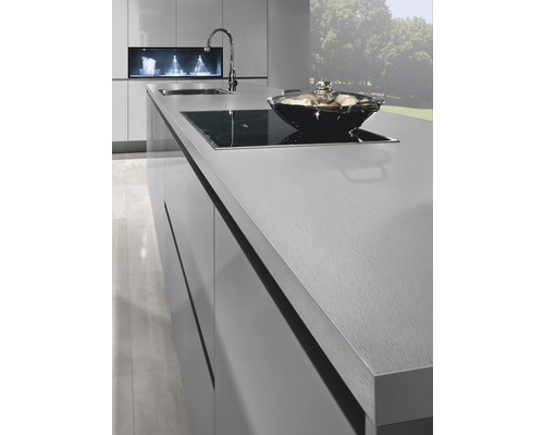 Kücheninsel mit Spüle, Induktionskochfeld und Kochtopf