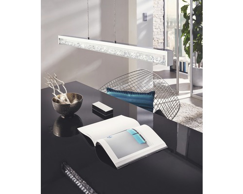 Suspension LED à intensité lumineuse variable 32W 2500 lm 2750 K L 100 cm chrome Lampe suspendue au-dessus d''une table avec décoration et livre ouvert.