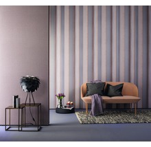 Salon avec papier peint à rayures, canapé, tapis et lampadaire
