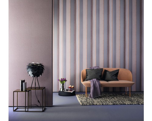 Wohnzimmer mit gestreifter Tapete, Sofa, Teppich und Stehlampe