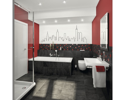 Salle de bains moderne avec baignoire, douche, lavabo et toilettes devant un mur rouge avec décoration de skyline.