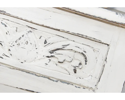 Vue détaillée d''un meuble en bois blanc avec sculpture