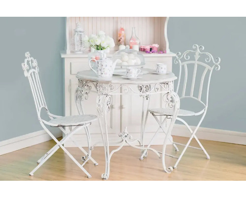 Table dressée avec deux chaises devant un buffet