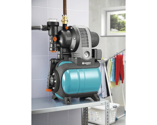 Système d''alimentation domestique Gardena pour l''irrigation du jardin sur une table