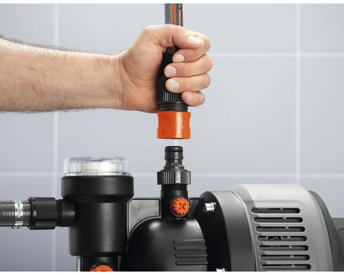 Raccordement d''un tuyau d''arrosage à une pompe de jardin