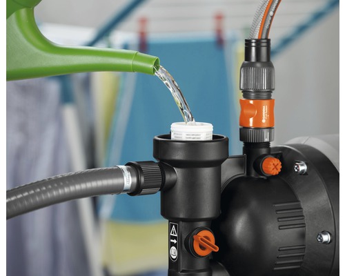 Pompe de jardin remplie avec un arrosoir