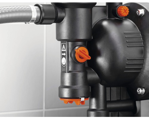 Détail d''une pompe à eau avec raccord de tuyau et éléments de commande.