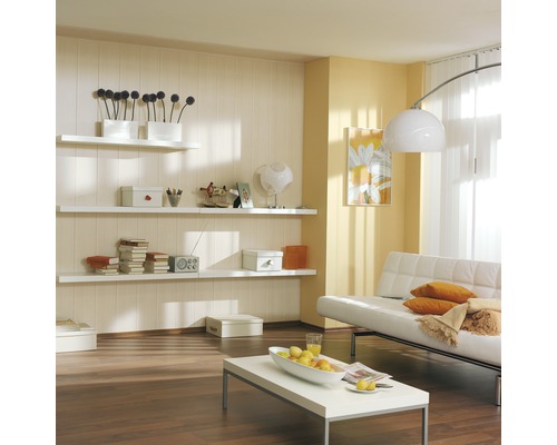 Helles Wohnzimmer mit weißen Regalen, Sofa und Couchtisch auf dunklem Holzboden.