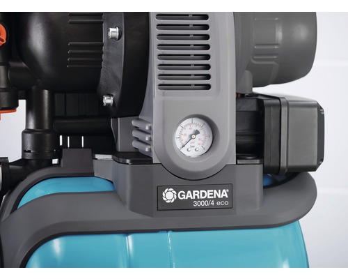 Gros plan d''une pompe domestique Gardena 3000/4 eco avec manomètre