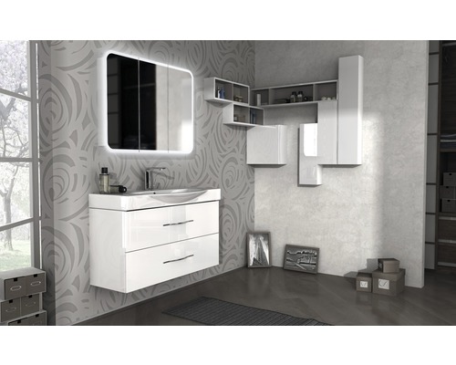 Salle de bains moderne avec lavabo, armoire de toilette éclairée et armoires suspendues pour une ambiance ordonnée