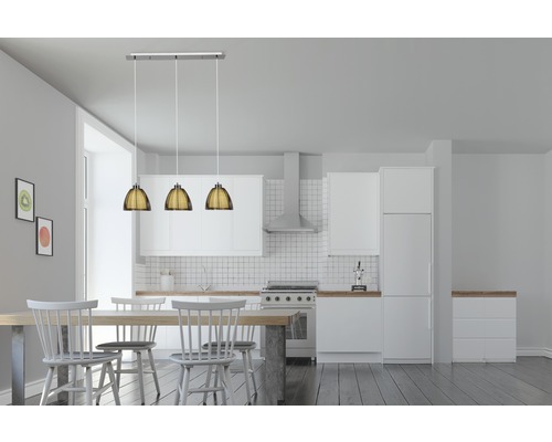 Esszimmer mit Esstisch, Stühlen und einer Hängelampe mit drei Leuchten