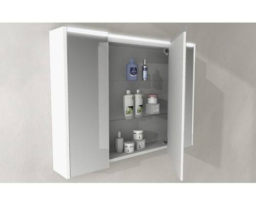 Armoire de toilette ouverte avec éclairage intérieur et accessoires de salle de bain