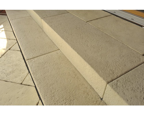 Nahaufnahme von Steinstufen im Aussenbereich.