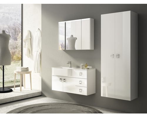 Salle de bains avec meuble-lavabo, armoire de toilette et armoire haute