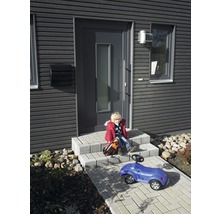 Maison moderne avec façade, porte d''entrée et entrée pavée