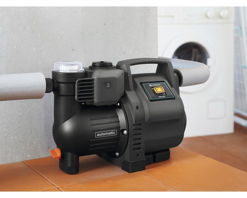 Gardena Hauswasserwerk mit angeschlossenen Rohren vor Waschmaschine