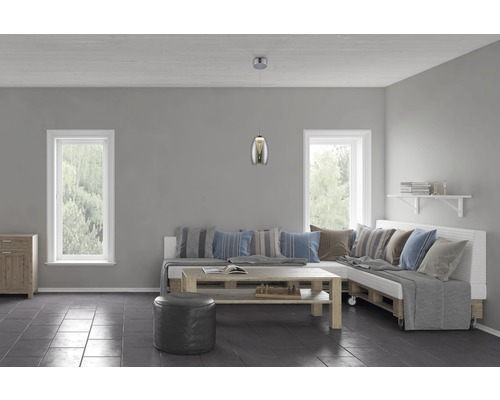 Wohnzimmer mit Sofa aus Paletten, Couchtisch aus Holz und Hängelampe