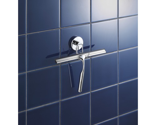 Raclette de douche avec support sur un mur carrelé