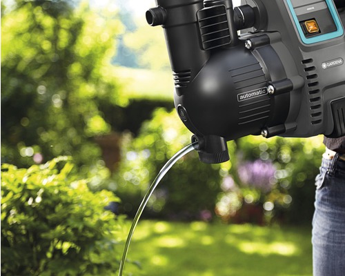 Gardena Hauswasserwerk mit Wasserfluss im Garten