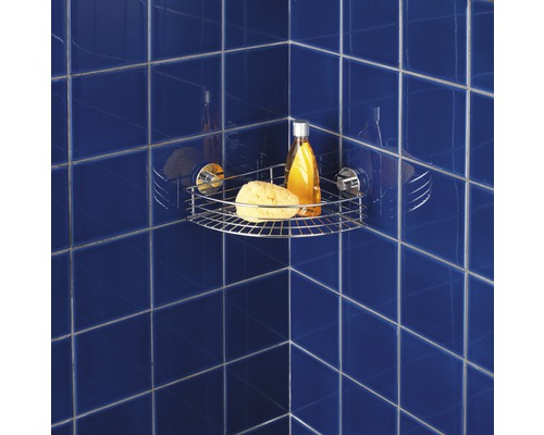 Étagère d''angle métallique avec éponge et gel douche dans la salle de bain