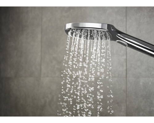 Handbrause mit laufendem Wasser im Badezimmer