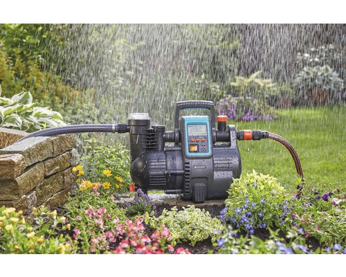Bewässerung mit einer Gartenpumpe im Blumenbeet