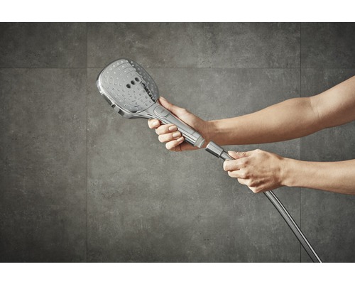 Handbrause mit Brauseschlauch wird montiert