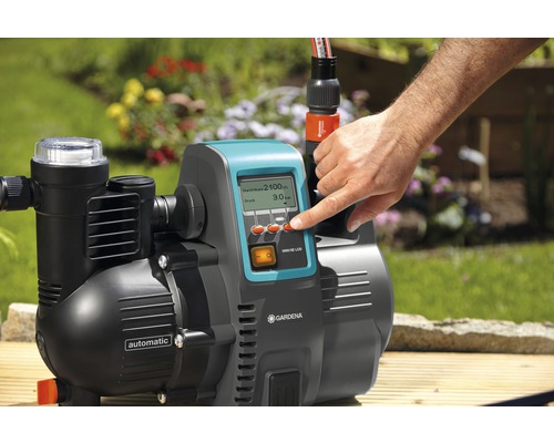 Gardena Hauswasserautomat mit digitaler Anzeige wird bedient.
