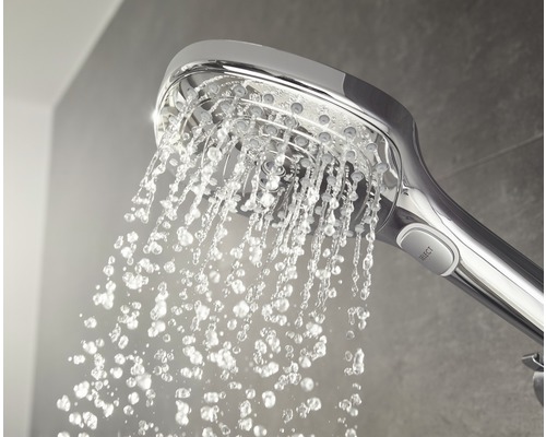 Handbrause mit laufendem Wasser im Badezimmer