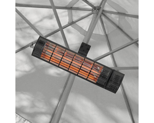 An einem Sonnenschirm montierter Heizstrahler