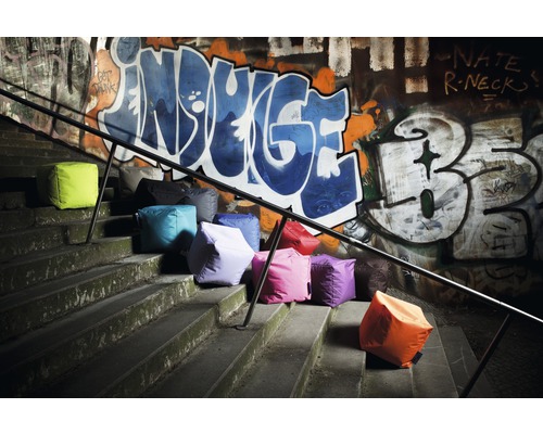 Plusieurs cubes d''assise sur des escaliers devant un mur avec des graffitis