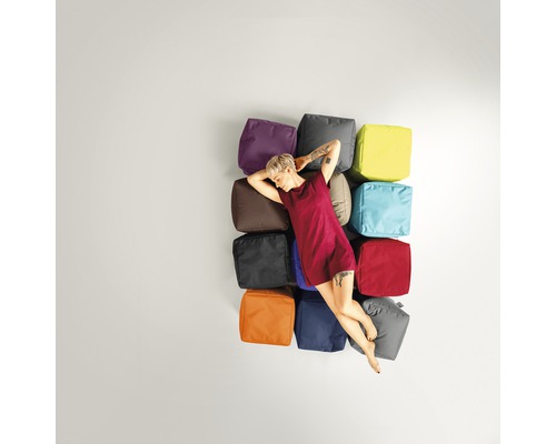 Femme se repose sur un arrangement de cubes d''assise de différentes couleurs