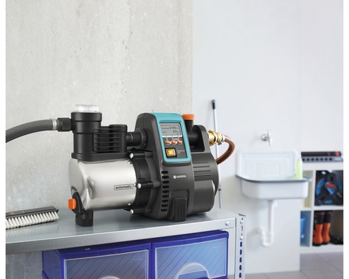 Hauswasserautomat mit Schlauch auf einem Tisch