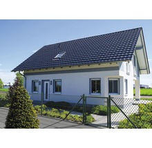 Maison individuelle avec fenêtre de toit et clôture en grillage