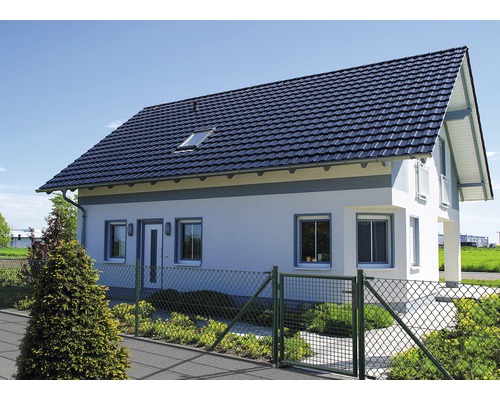 Maison individuelle avec fenêtre de toit et clôture en grillage