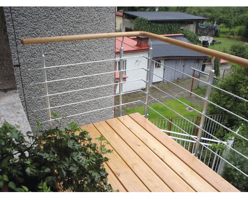 Balcon avec revêtement en bois et garde-corps en acier inoxydable