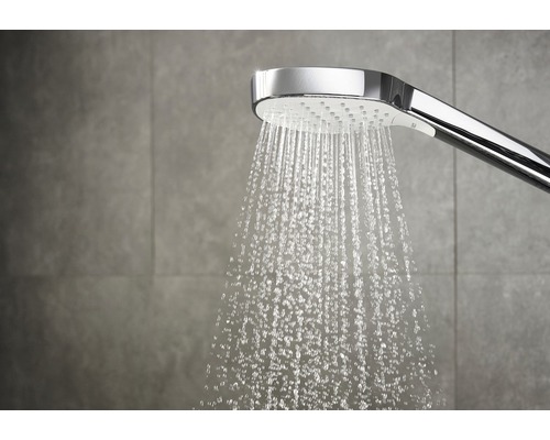 Handbrause mit fließendem Wasser im Badezimmer