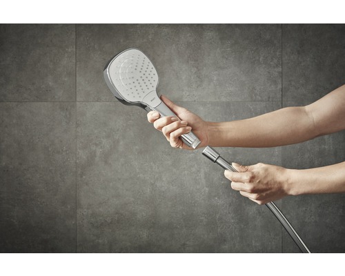 Brausekopf mit Schlauch in der Hand